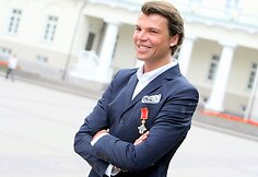 Juozas Statkevičius nuo&scaron;irdžiai džiaugėsi pavėluotai atsiimtu garbingu apdovanojimu