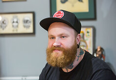 Tatuiruočių meistras Ernestas Narkevičius savo studijoje „Super 7 tattoo“ 2017 m. Spalio 03 d.