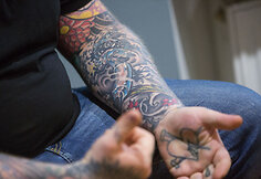 Tatuiruočių meistras Ernestas Narkevičius savo studijoje „Super 7 tattoo“ 2017 m. Spalio 03 d.