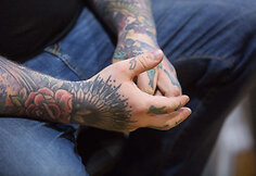 Tatuiruočių meistras Ernestas Narkevičius savo studijoje „Super 7 tattoo“ 2017 m. Spalio 03 d.