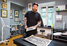 Tatuiruočių meistras Ernestas Narkevičius savo studijoje „Super 7 tattoo“ 2017 m. Spalio 03 d.