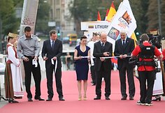 Juostą perkirpo (i&scaron; kairės): Linas Kleiza, Artūras Zuokas, Laura Blaževičiūtė, Andrius Kubilius ir Naras Zanolinas
