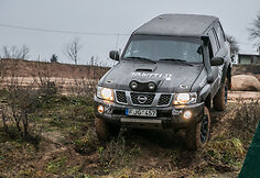Su senu "Nissan Patrol" į Afrikos dykumas