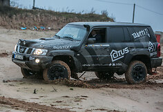 Su senu "Nissan Patrol" į Afrikos dykumas