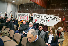Salininkų gimnazijos bendruomenės atstovai su plakatais