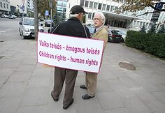 D.Kedžio sekėjų piketas prie teismo rūmų