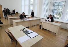 Auk&scaron;čiausiasis Teismas su prokuroru ir abiejų &scaron;alių advokatais sprendžia, ką daryti su garsiąja pedofilijos byla.