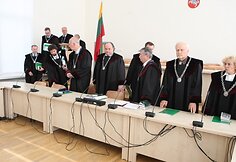 Auk&scaron;čiausiasis Teismas su prokuroru ir abiejų &scaron;alių advokatais sprendžia, ką daryti su garsiąja pedofilijos byla.