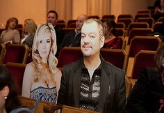Kartoniniai žinomų žmonių plakaitai