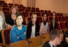 Kartoniniai žinomų žmonių plakaitai