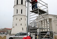 Katedros aik&scaron;tėje stovės dirbtinė eglė