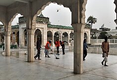 Pakistaną krečia didelį nepriteklių jaučiančių žmonių savižudybės.