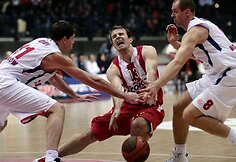 V.Chriapa ir R.&Scaron;i&scaron;kauskas (d.) stabdo M.Gecevičių (c.)