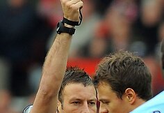 Teisėjas Markas Clattenburgas rodo raudonąją kortelę Johny Evansui.