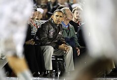 Barackas Obama stebi mačą