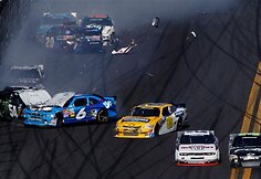 Avarijos &bdquo;Nascar&ldquo; lenktynių &bdquo;Daytona&ldquo; trasoje metu
