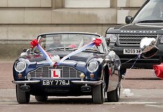Princas Williamas ir jo išrinktoji Kate Middleton vestuves paliko „Aston Martin DB6 Volante“ automobiliu