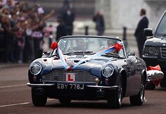 Princas Williamas ir jo išrinktoji Kate Middleton vestuves paliko „Aston Martin DB6 Volante“ automobiliu