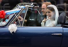 Princas Williamas ir jo išrinktoji Kate Middleton vestuves paliko „Aston Martin DB6 Volante“ automobiliu