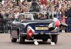 Princas Williamas ir jo išrinktoji Kate Middleton vestuves paliko „Aston Martin DB6 Volante“ automobiliu