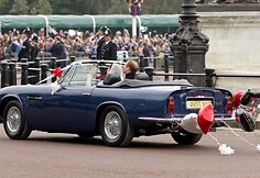 Princas Williamas ir jo išrinktoji Kate Middleton vestuves paliko „Aston Martin DB6 Volante“ automobiliu
