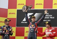 Ant Turkijos GP nugalėtojų pakylos - Vettelis, Webberis ir Alonso