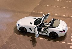 „Mercedes-Benz SLS AMG Roadster“ – tobulų formų galia
