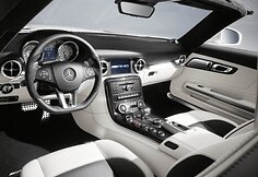 „Mercedes-Benz SLS AMG Roadster“ – tobulų formų galia