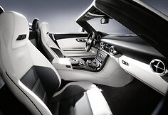 „Mercedes-Benz SLS AMG Roadster“ – tobulų formų galia