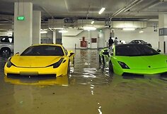 Potvynio metu užlieti egzotiški automobiliai