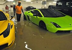 Potvynio metu užlieti egzotiški automobiliai