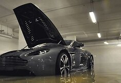 Potvynio metu užlieti egzotiški automobiliai