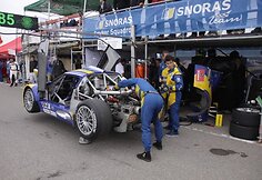 &bdquo;Snoras Spyker Squadron&ldquo; mechanikai remontuoja automobilį