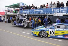 &bdquo;Snoras Spyker Squadron&ldquo; mechanikai remontuoja automobilį