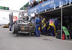 &bdquo;Snoras Spyker Squadron&ldquo; mechanikai remontuoja automobilį