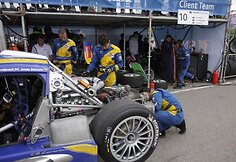 &bdquo;Snoras Spyker Squadron&ldquo; mechanikai remontuoja automobilį