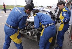 &bdquo;Snoras Spyker Squadron&ldquo; mechanikai remontuoja automobilį