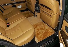 2008 m. „BMW Individual“ 7 serijos limuzinas su eriuko kailio kilimėliais