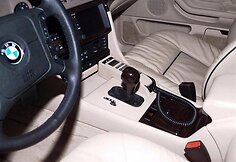 1996 m. 7 serijos BMW su „Sand Beige“ oda ir „Marine Blue“ siūlėmis