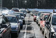 Prie „Tuvlita“ techninės apžiūros stočių – milžiniškos eilės