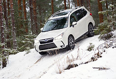 &bdquo;Subaru Forester&ldquo; bandymai sniego nuklotoje Suomijoje