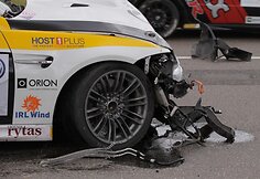 BMW M3 po kaktomu&scaron;os su betoniniais blokais