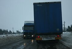 Važiuojant į Tarptautinę jūrų perkėlą Kairių gatvėje stinga vietos prasilenkti, kelias duobėtas.