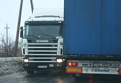 Nusileidus nuo viaduko automobiliams tenka stoti, kad galėtų prasilenkti.