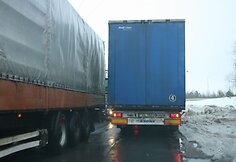 Nusileidus nuo viaduko automobiliams tenka stoti, kad galėtų prasilenkti.