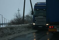 Nusileidus nuo viaduko automobiliams tenka stoti, kad galėtų prasilenkti.