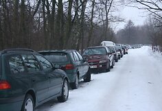 &Scaron;e&scaron;tadienį nusidriekė ilga žvejų automobilių eilė.