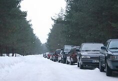 &Scaron;e&scaron;tadienį nusidriekė ilga žvejų automobilių eilė.