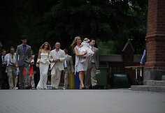 Į bažnyčią atvyko A.irD.Bosai su dukrele ir krikštatėviais.