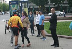 Palaikyti jaunuolių susirinko būrelis žmonių.
